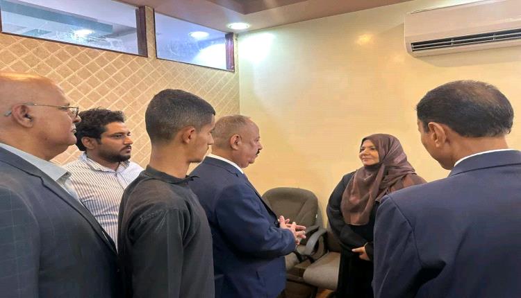 وزير النقل يتفقد سير العمل في ديوان عام الوزارة بعدن
