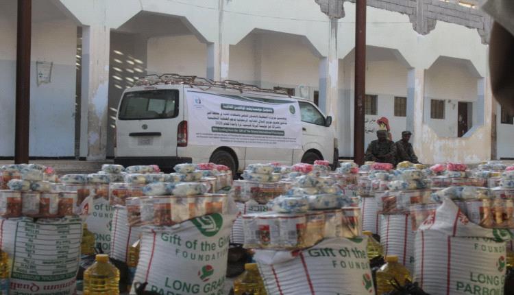 مؤسسة البركة توزع 652 سلة غذائية على المعلمين والمعلمات في مدارس الكود بأبين