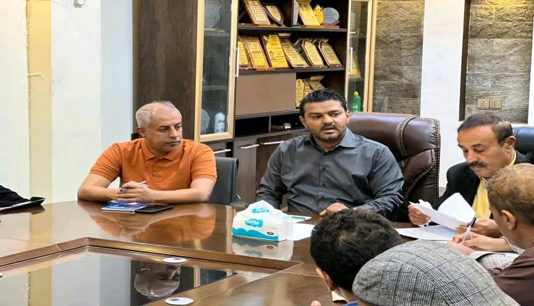 مدير عام مديرية الشيخ عثمان يناقش مع الفريق الاستشاري لمحافظ عدن أوضاع المكاتب التنفيذية