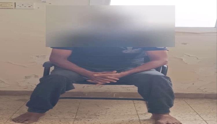 أمن العاصمة عدن يضبط متهماً بسرقة عمارتين بساحل أبين