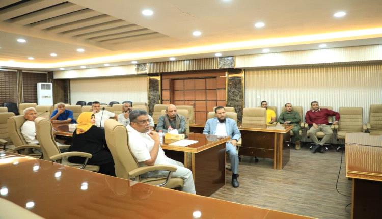 محافظ عدن يبحث سبل تطوير الخدمات الصحية في مستشفى الجمهورية