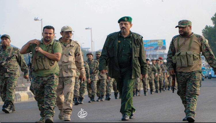 أمن عدن يكشف تفاصيل استشهاد جندي وإصابة آخرين في حادثة إطلاق نار بالبريقة