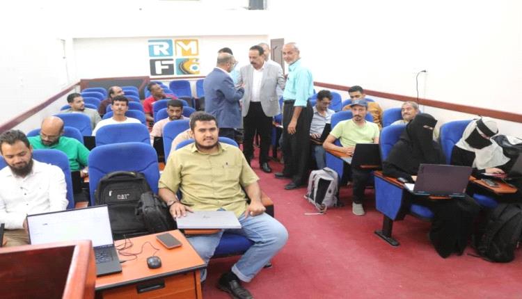 وزير الأشغال يدشّن دورة تدريبية في نظم المعلومات الجغرافية لتعزيز كفاءة صيانة الطرق