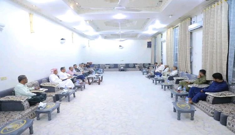 وكيل حضرموت بارباع يعقد اجتماعًا لمتابعة العمل الخدمي وتعزيز التنسيق بسيئون