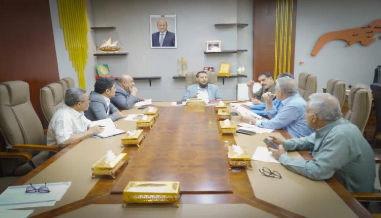 محافظ عدن يرأس اجتماعًا لتطوير النقل والطرق وتحسين الأداء المؤسسي