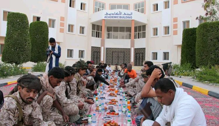 وكيل حضرموت يشارك منتسبي كلية الشرطة مأدبة الإفطار الرمضاني