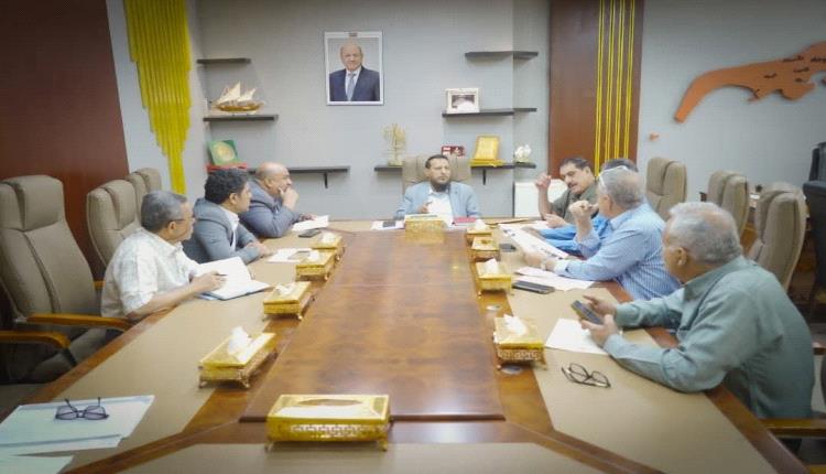 محافظ عدن يناقش الإجراءات والخطوات الإصلاحية في قطاعي النقل والطرق