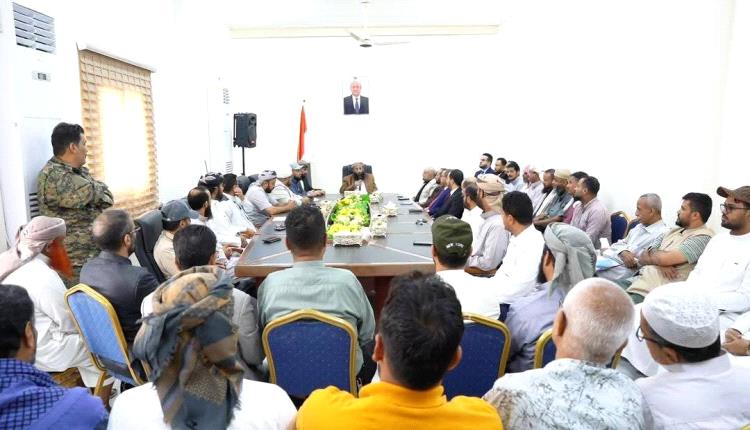 وزير الأوقاف يترأس اجتماعًا موسعًا لقيادة وموظفي الوزارة بالعاصمة المؤقتة عدن