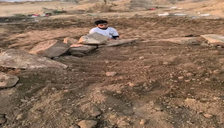 طفل في التربة يجلس بجانب قبر شقيقه… دعاء وحزن يلامس الأرواح