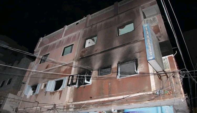 الوكيل الجيلاني يتفقد أضرار حريق منزل مدير تربية أرياف المكلا ويوجه بحصر الخسائر وتعويض