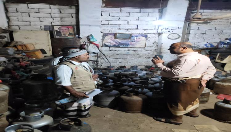 نائب مدير صناعة عدن يتفقد توزيع الغاز في دار سعد والشيخ عثمان