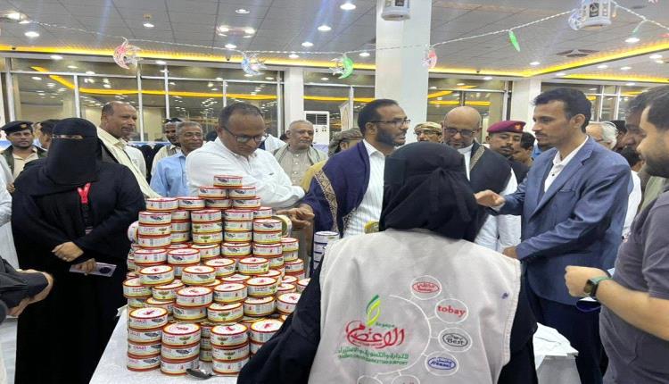 الغويزي يعزز حضور المنتج المحلي في معرض المنتجات البحرية بالمكلا