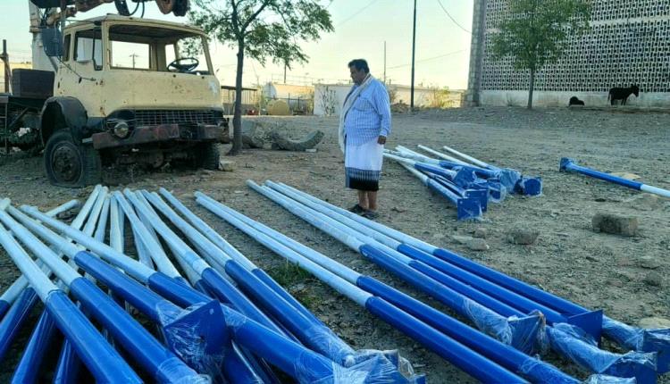 دفعة جديدة من أعمدة إنارة شوارع لودر بدعم تنموي متواصل من العميد ناصر عبدربه