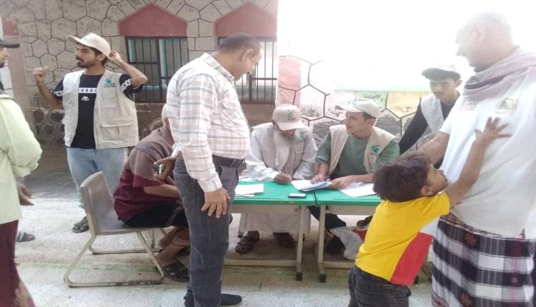 تدشين تسليم السلة الغذائية للمعلمين والتربويين بمديرية البريقة