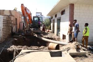 فرق مؤسسة مياه عدن تعمل على إصلاح كسر في محطة ضخ الصرف الصحي بالمنصورة