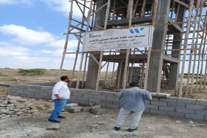 أبين- مدير الموارد المائية يتفقد مشروع مياه المسيمير ويوقف حفر آبار مخالفة حماية للمخزون المائي