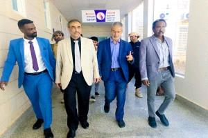 هشلة والشرجبي يتفقدان مستشفى شبوة العام ويشيدان بالدعم الحكومي والمبادرات السعودية