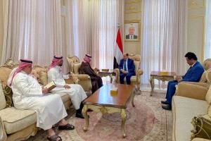 رئيس الوزراء يشيد بالدور المحوري للبرنامج السعودي لتنمية وإعمار اليمن