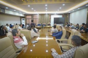 محافظ عدن يلتقي الإعلاميين والناشطين ويشدّد على الأمن والاستقرار وتحقيق التطلعات المؤسسية للمواطنين