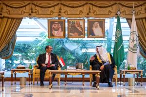 اليمن والسعودية تعزّزان الشراكة الأمنية على هامش معرض الدفاع العالمي 2026