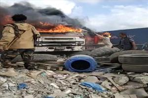 اندلاع حريق في محيط ميناء الحاويات بعدن يتسبب باحتراق شاحنات وخسائر مادية