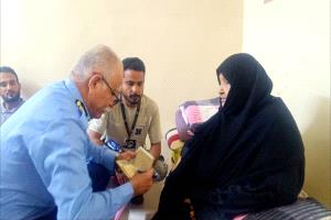 مدير الجوازات بعدن يقوم بالنزول الميداني لمنازل الحالات المرضية لتمكينهم من الحصول على جوازات السفر