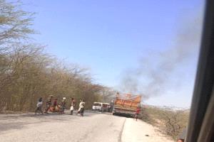 عاجل: حادث مروري يؤدي إلى احتراق قاطرة باص هايس بالخط الرابط بين  المحفد ولحمر بأبين