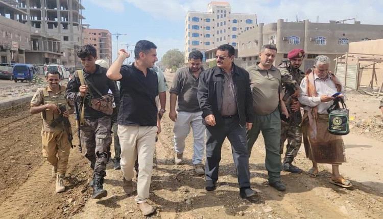 مدير عام المنصورة يتفقد مشروع "إعادة تأهيل شارع التقنية - تقاطع بئر أحمد