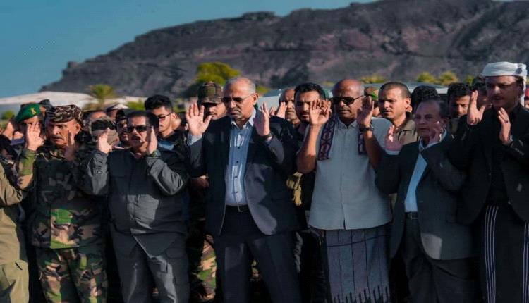 اللواء الزُبيدي يتقدّم صلاة الجنازة ويشارك في تشييع شهداء عملية «المستقبل الواعد» في موكب مهيب