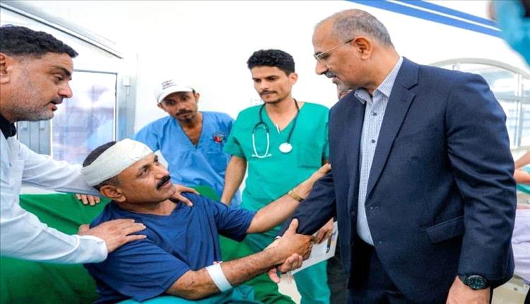 الزُبيدي يتفقد جرحى المواجهات الأخيرة في مستشفى عبود العسكري بعدن