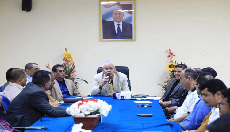 وكيل وزارة الشباب والرياضة يترأس اجتماعًا لموظفي ديوان الوزارة بعدن