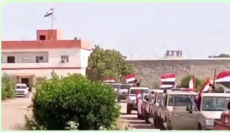 قيادة محور أبين العملياتي ترفع العلم الوطني تنفيذًا لتوجيهات القائد الأعلى للقوات المسلحة