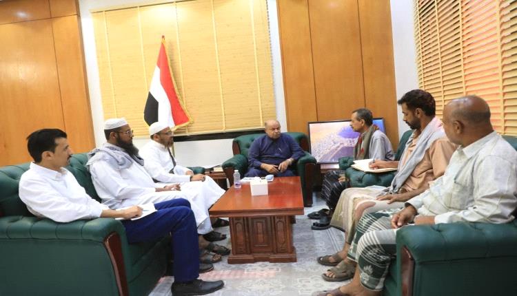 محافظ حضرموت يدعو لتغليب مصلحة الطلاب ويؤكد التزام السلطة بدعم المعلمين