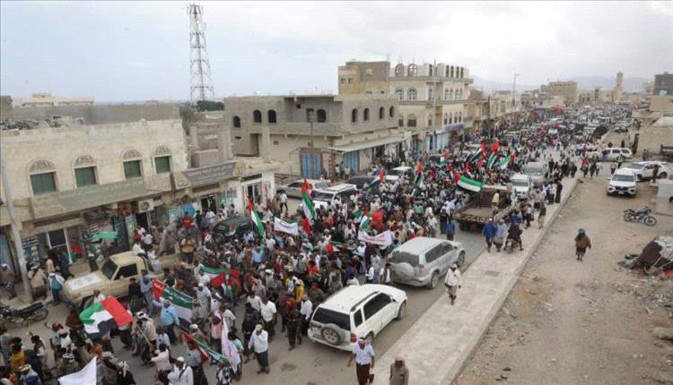 مؤيدو الإمارات ينظمون تظاهرة في سقطرى ويرفعون علمها