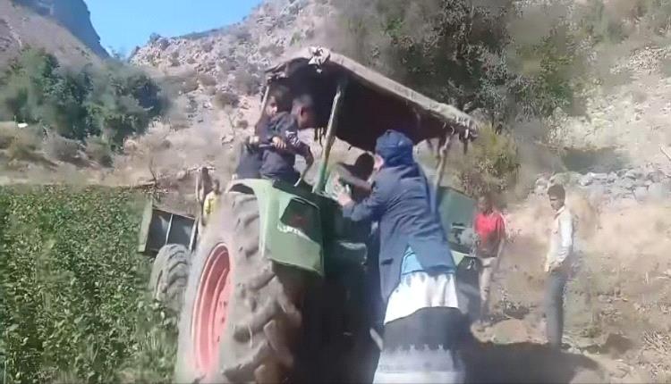 مزارع في الضالع يستبدل القات بزراعة البن ويشعل تفاعلاً واسعاً