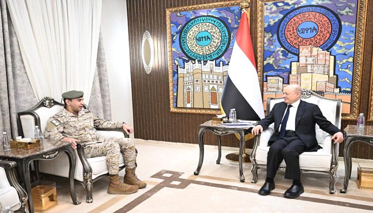 الرئيس العليمي يبحث مع قائد القوات المشتركة تعزيز التعاون العسكري ودعم اليمن