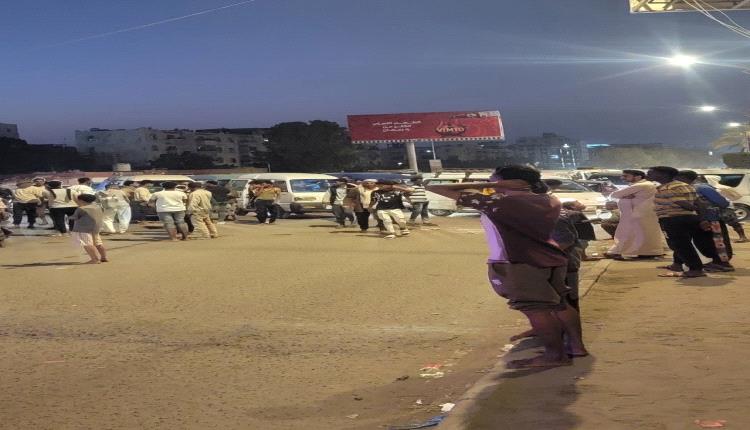 عدن.. محتجون يقطعون شارع القاهرة رفضاً لمصادرة الدراجات النارية