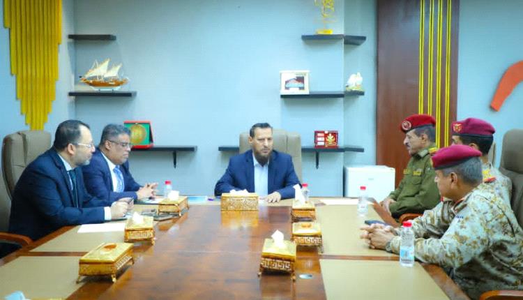 محافظ عدن يقود ترتيبات أمنية لإخراج القوات العسكرية من المدينة