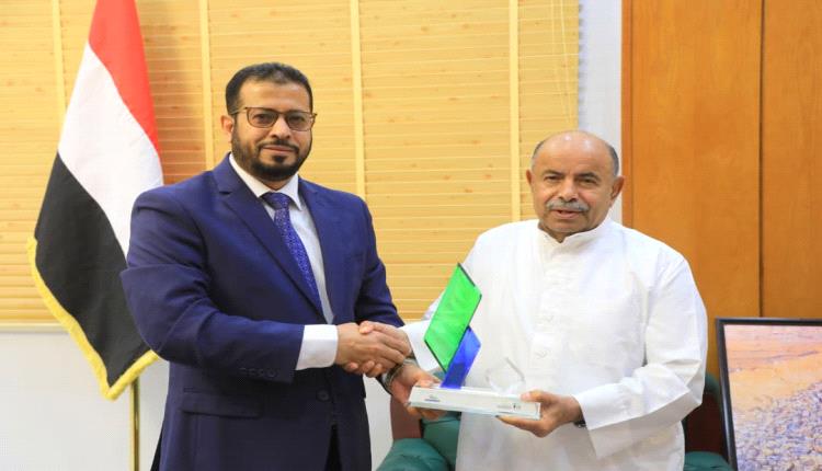عضو مجلس القيادة محافظ حضرموت يبحث تدخلات مؤسسة صلة للتنمية ويتسلم درعا تقديريا