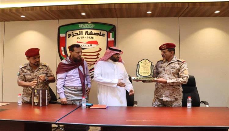 تقديرًا للدعم السعودي.. نائب رئيس الأركان يكرّم اللواء فلاح الشهراني بدرع الوفاء