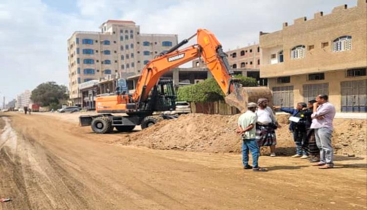 مدير عام مؤسسة مياه عدن يتفقد سير أعمال تركيب خطوط صرف صحي جديدة في المنصورة