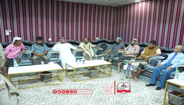 فلاح الشهراني يلتقي أسر شهداء حادث عدن ويؤكد مواصلة دعم الأمن والاستقرار