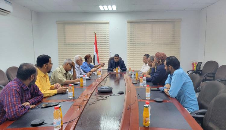 وكيل وزارة الصناعة يترأس اجتماعًا موسعا لضبط أسعار الأسماك وتنظيم مراكز الإنزال