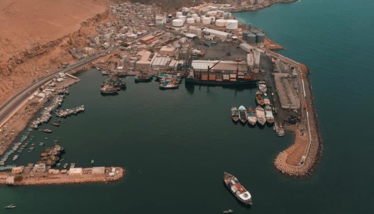 ميناء المكلا يعود للعمل بكامل طاقته ويستقبل السفن التجارية