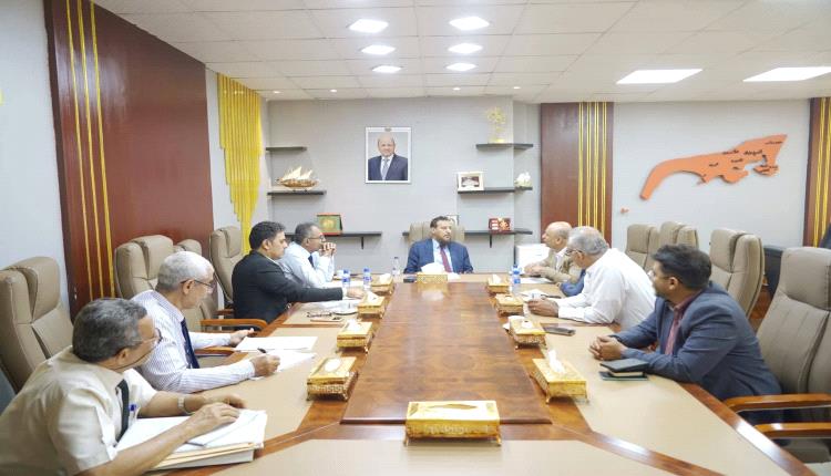 محافظ عدن يناقش آليات تنظيم قطاعي النقل والمرور ويطّلع على سير العمل بمصافي عدن