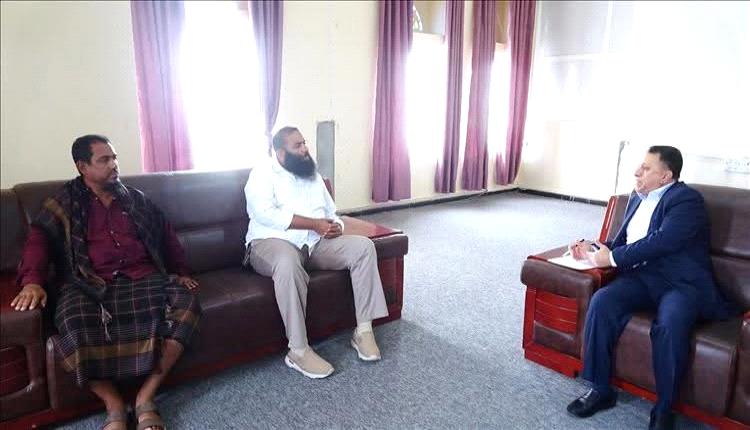 الأمين العام لمحلي أبين يوجه بوضع آلية لتحصيل رسوم إيجارات المساكن المتأخرة في خنفر وزنجبار