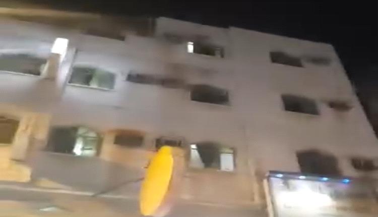 تفاصيل صادمة لحادثة سقوط شخص من فندق في عدن