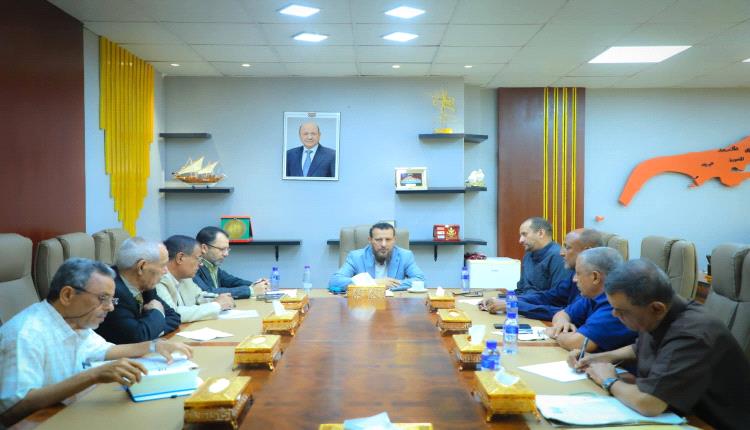 محافظ عدن يؤكد أولوية تحسين خدمات المياه والصرف الصحي وتسريع استكمال المشاريع