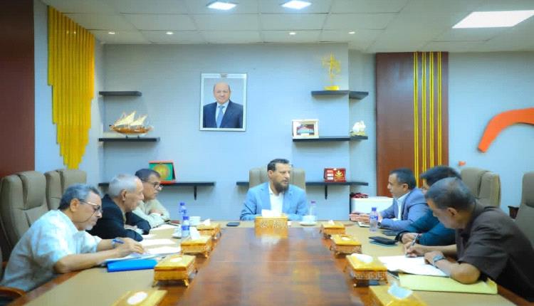 محافظ عدن يشدد على تكثيف الرقابة الميدانية وضبط الأسواق ومنع الاحتكار