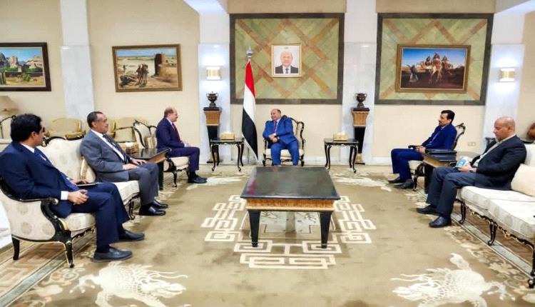 الخنبشي يلتقي رئيس الوزراء لبحث المرحلة المقبلة وتعزيز الاستقرار